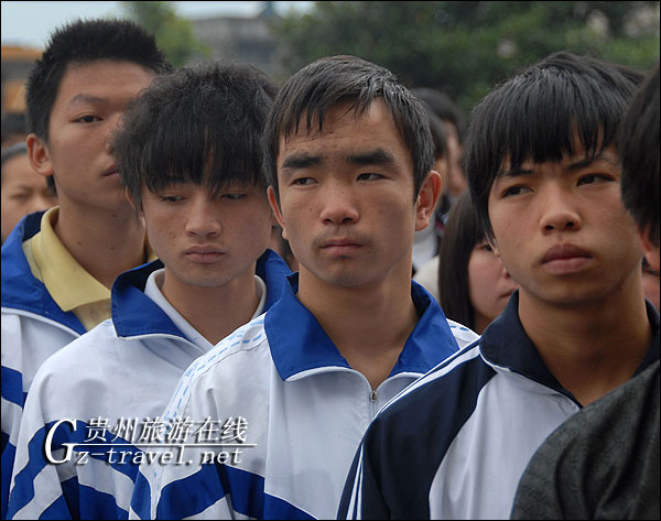 苗乡学子悼念玉树地震遇难同胞