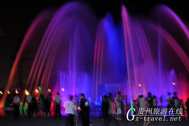 剑河仰阿莎广场音乐喷泉吸引众多游客