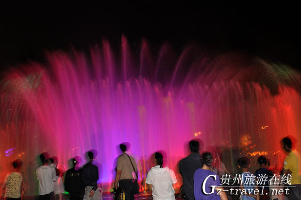 剑河仰阿莎广场音乐喷泉吸引众多游客